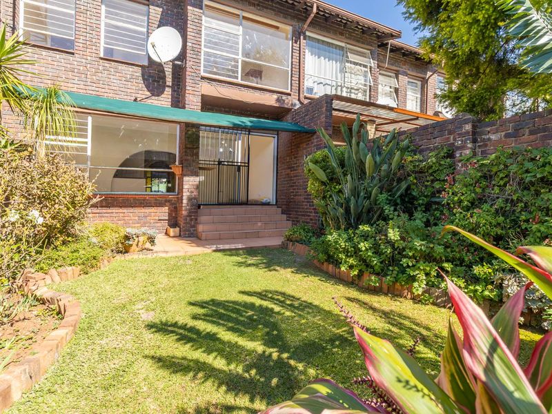 SPACIOUS 3-BEDROOM TOWNHOUSE IN A SECURE COMPLEX. - Photo 1