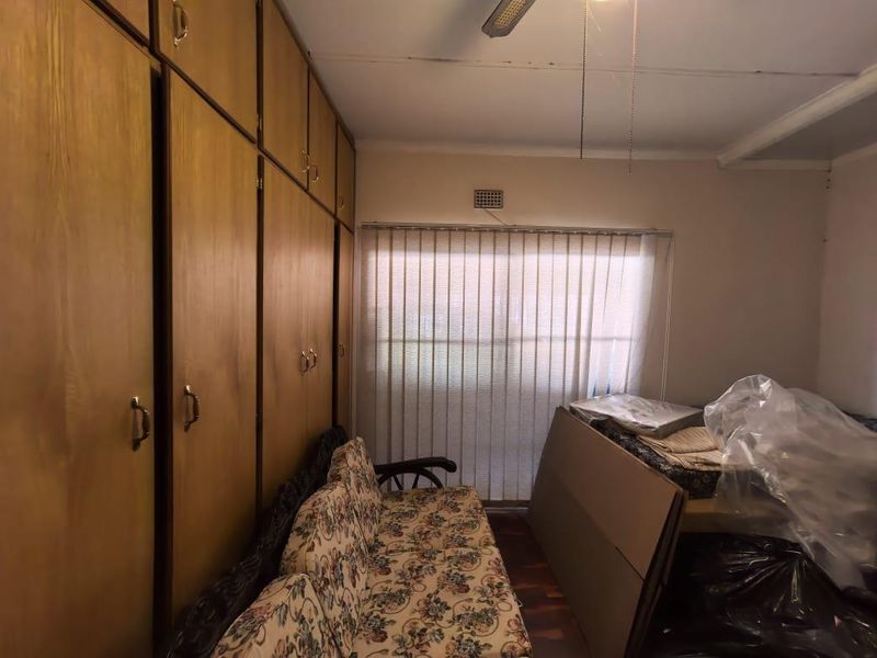 Spacious five bedroom home with flatlet, pool & off-grid features - Photo 10