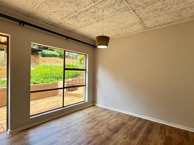 Spacious 4–6 Bedroom Family Home with Separate Office in Faerie Glen - Photo 7