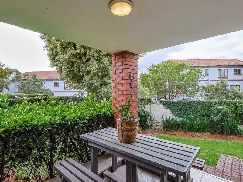 Mesmerizing 2 Bedroom Home with Exceptional Garden - Photo 8