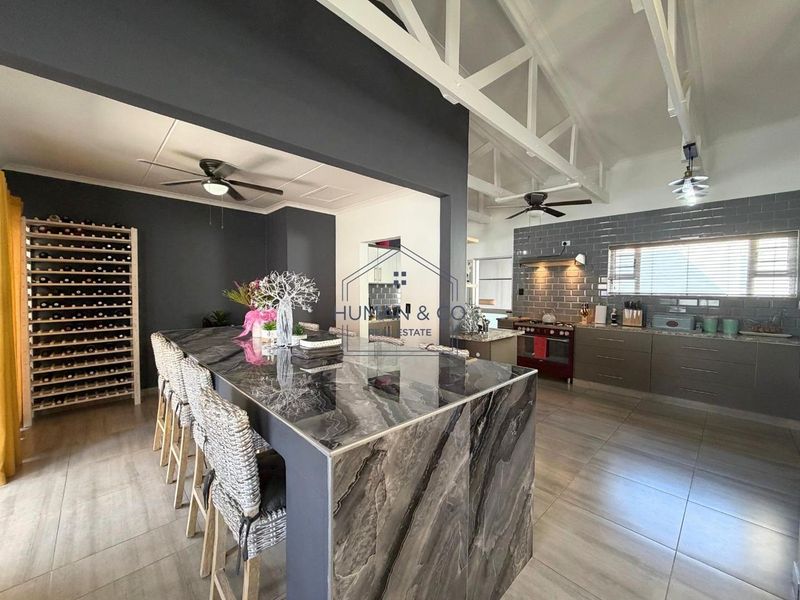Spacious 4-Bedroom Home with lots of indoor entertainment area features - Photo 5