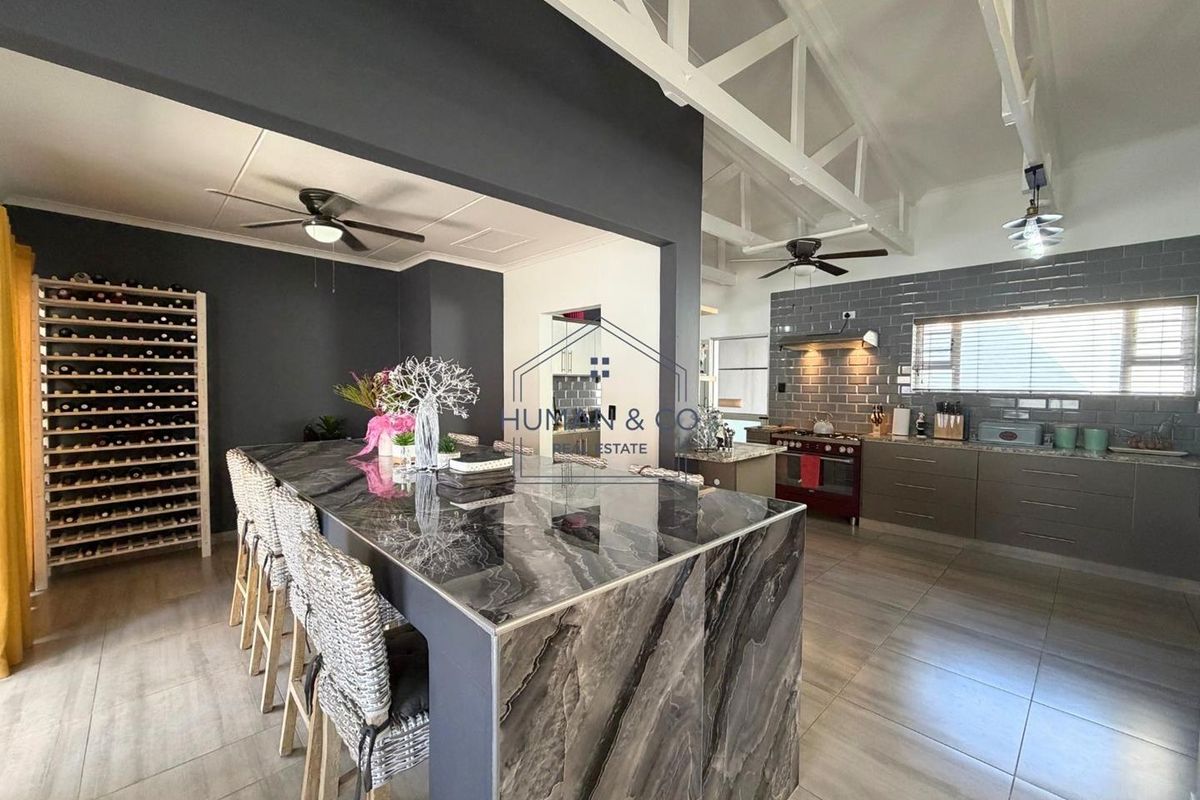 Spacious 4-Bedroom Home with lots of indoor entertainment area features - Photo 5