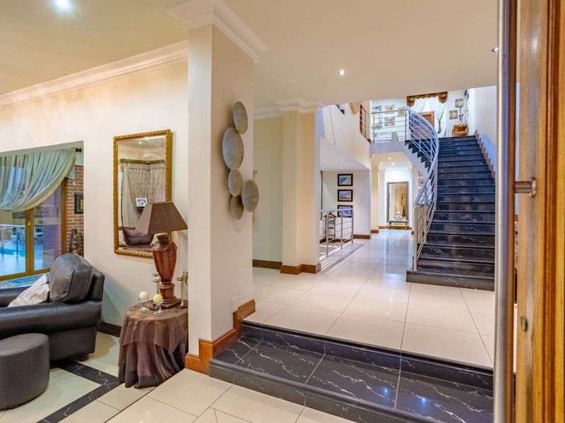 Distinguished Family Residence on Expansive Grounds in Cornwall Hill Country Estate - Photo 8