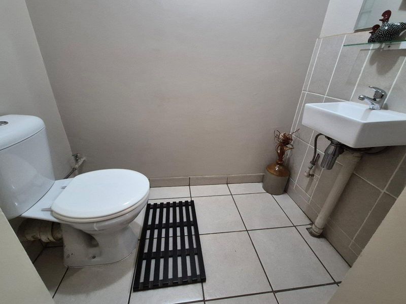 Spacious 3 Bedroom Duplex in a Popular Well-Managed Complex - Photo 7