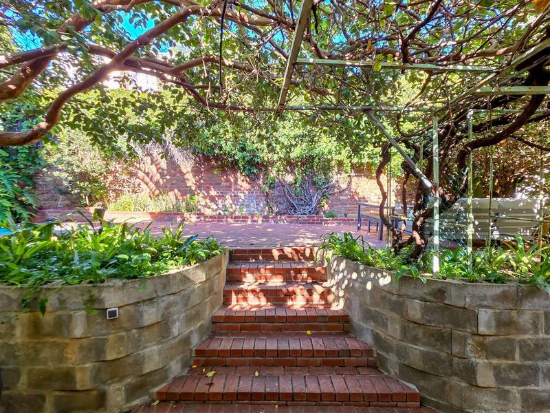 Grand old dame with pool and views - Photo 4