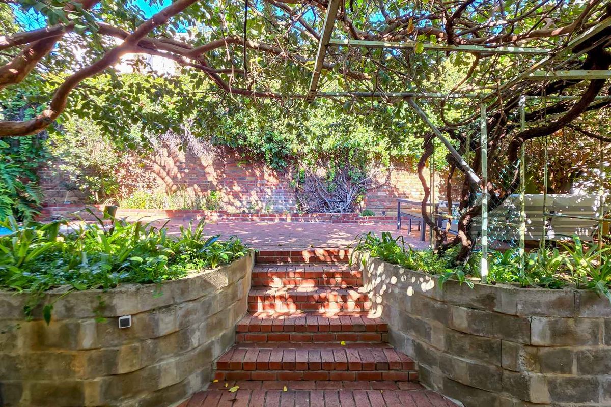 Grand old dame with pool and views - Photo 4