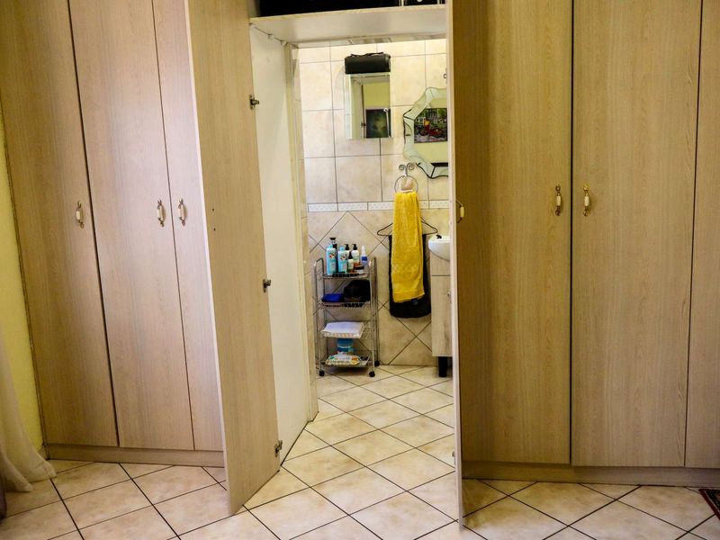 Single-Level 4-Bedroom Family Home with Pool - Photo 10