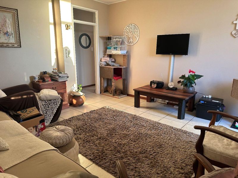 Spacious Centrally Located Apartment In Chrismar - Photo 8