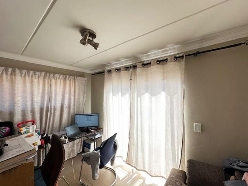 Modern 3-Bedroom Townhouse For Sale in Annlin - Photo 5