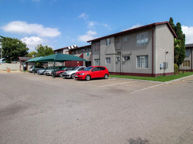 Top-Floor Gem in Oakwood: Cozy 2-Bed with Balcony! - Photo 2