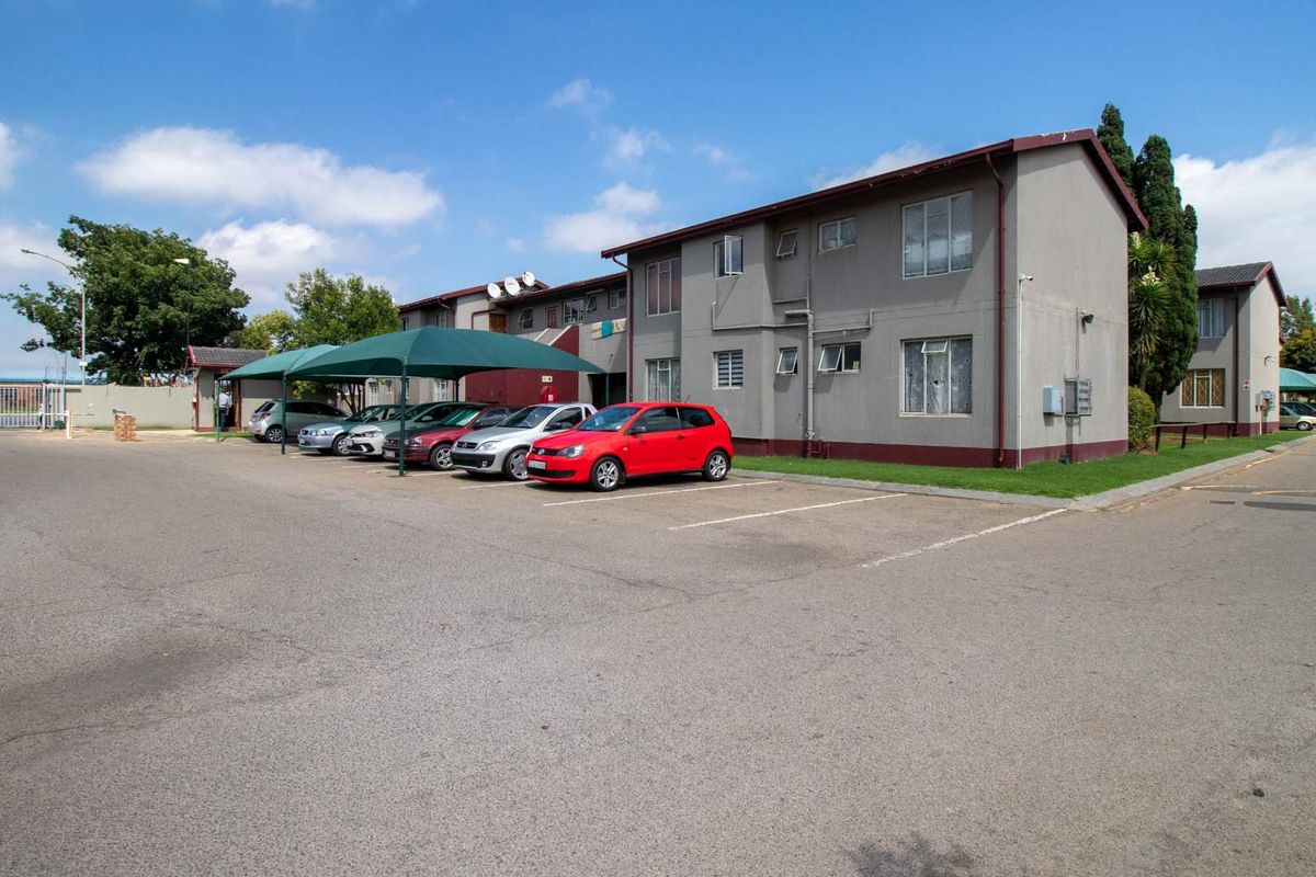 Top-Floor Gem in Oakwood: Cozy 2-Bed with Balcony! - Photo 2