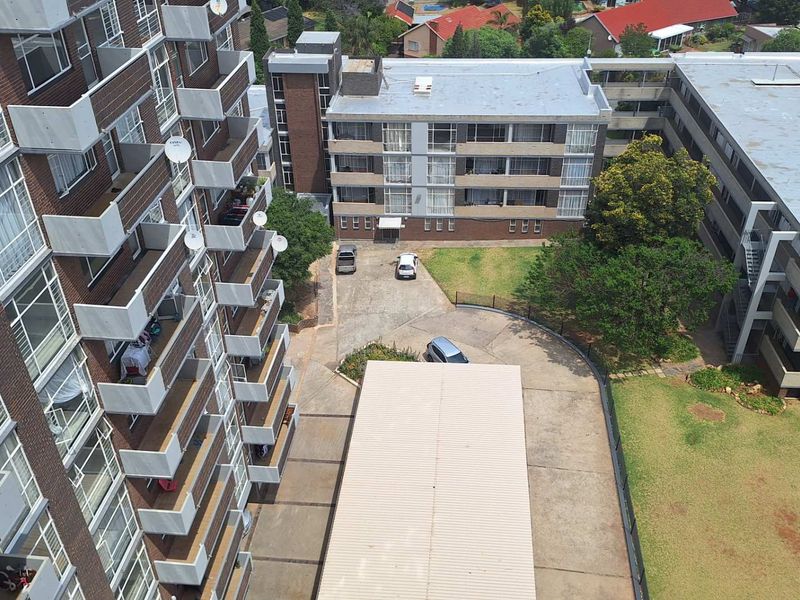 2 bedroom Apartment in Roodepoort - Photo 2
