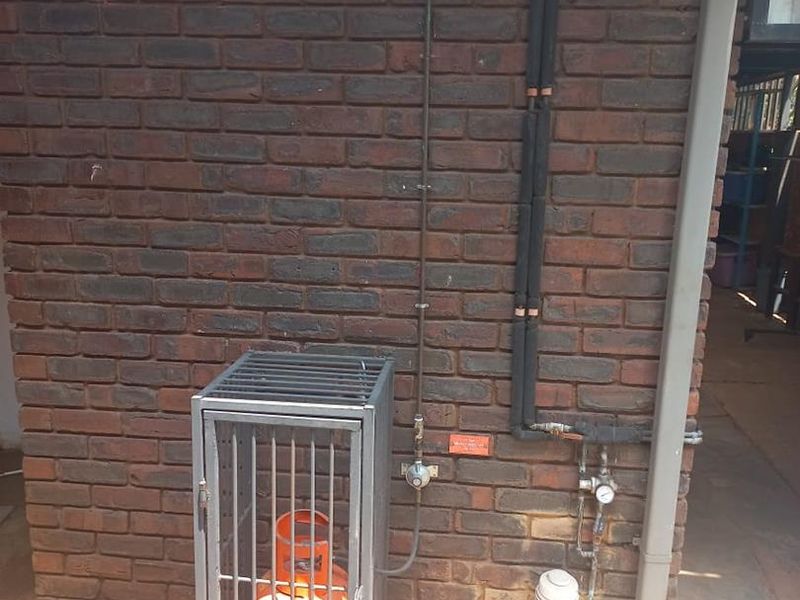 CHARMING FAMILY HOME IN THE HEART OF LYTTELTON MANOR!! - Photo 10