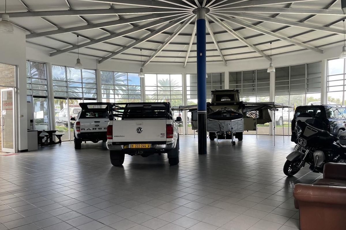 Showroom in Southern Industrial - Photo 3