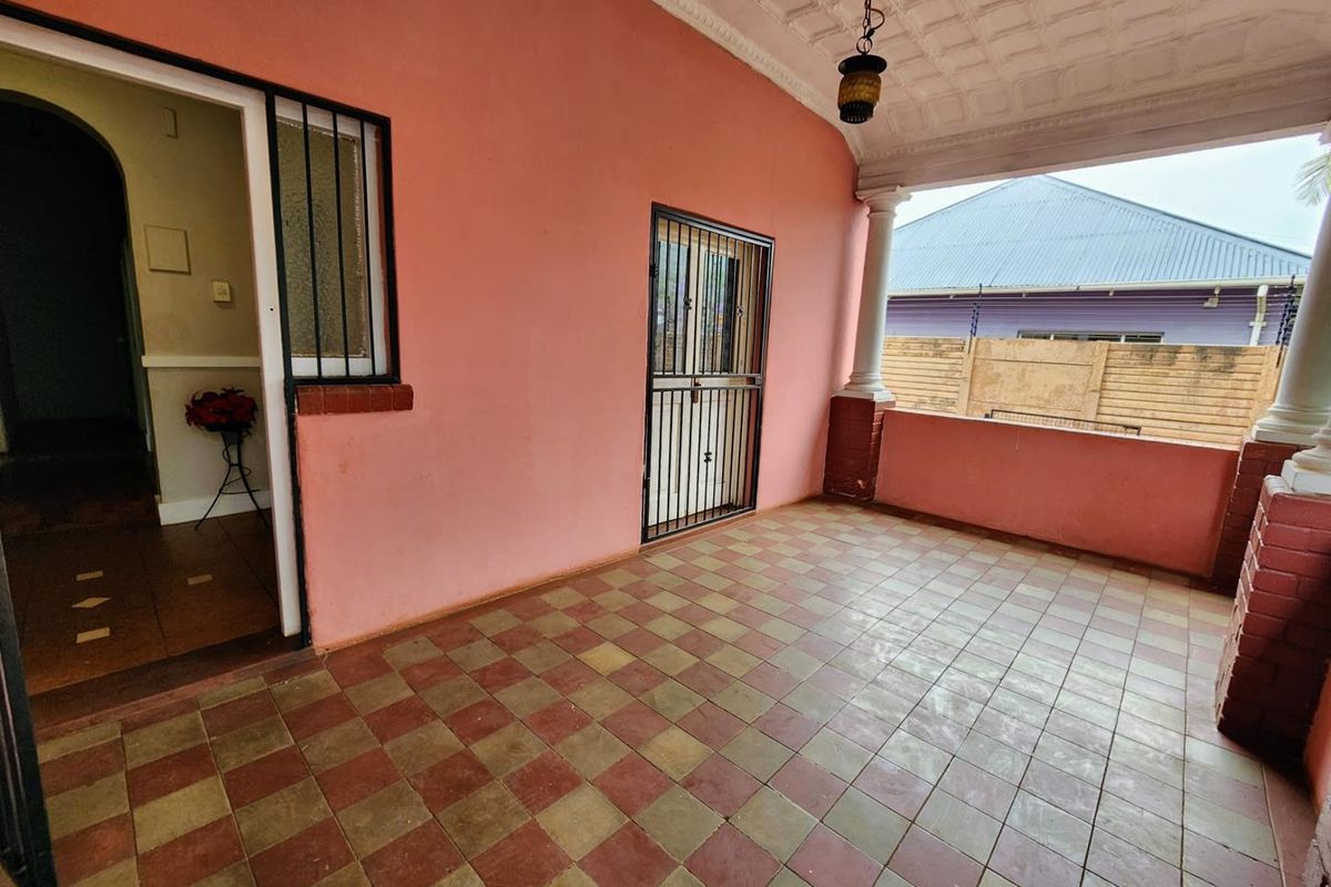 Unbeatable Versatility: High-Exposure Property Perfect for Business or family home - Photo 3