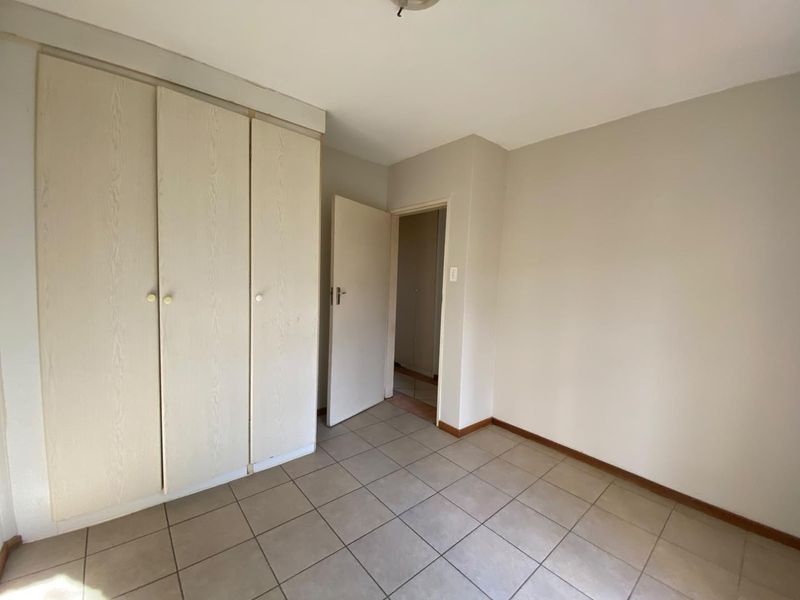 Charming 2-Bedroom Townhouse with Secure Parking & Garden - Photo 10