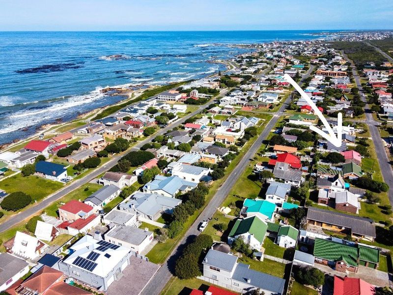 Live three streets from the ocean in Franskraal’s most sought-after beachside neighbourhood. - Photo 5