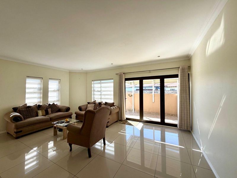 Modern 3 Bedroom 2 bathroom House - Photo 5