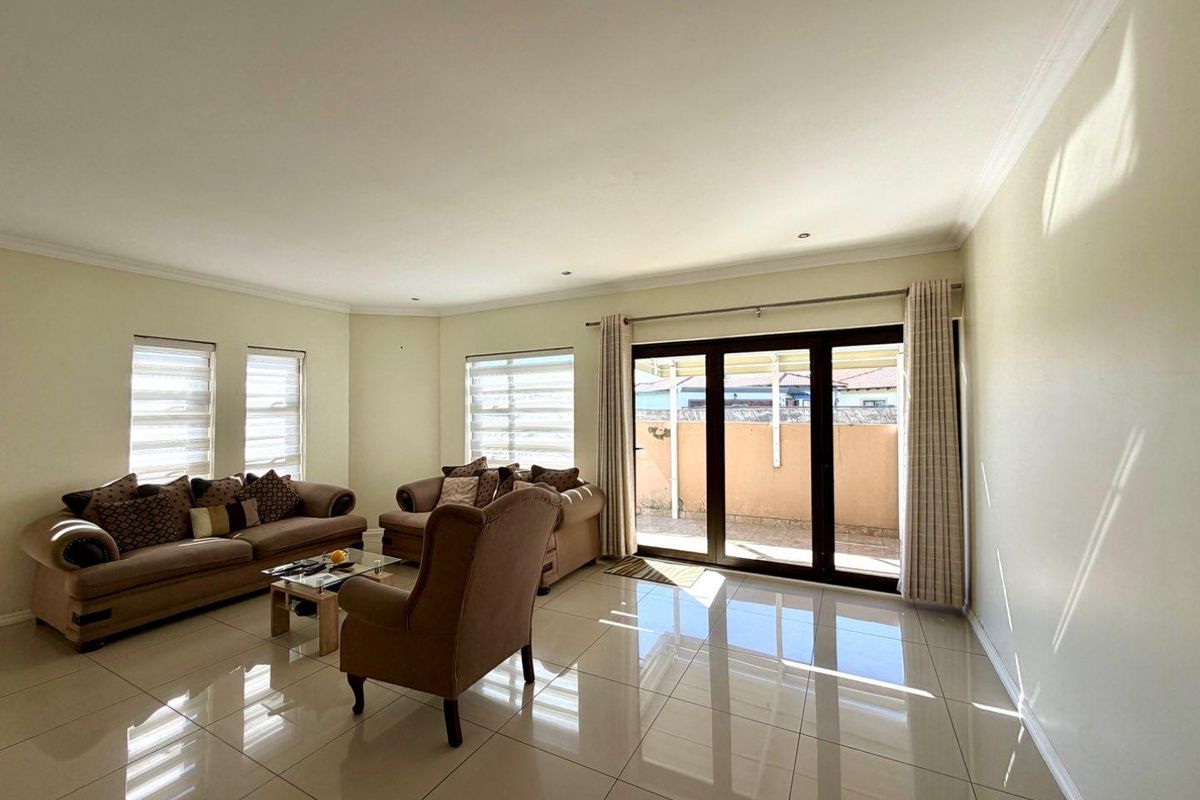 Modern 3 Bedroom 2 bathroom House - Photo 5