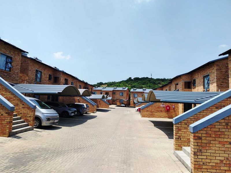 Cozy Living at Castle Gate - Photo 3