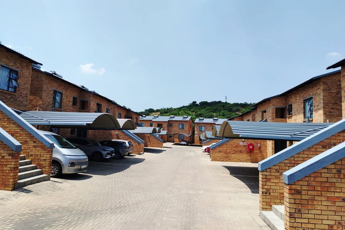 Cozy Living at Castle Gate - Photo 3