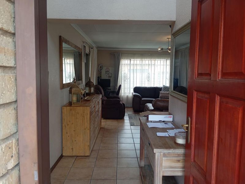 Two bedroom Townhouse in Kibler Park - Photo 2