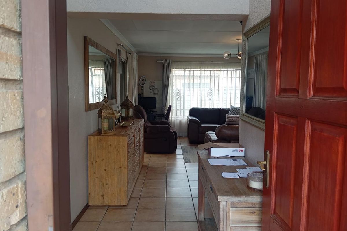 Two bedroom Townhouse in Kibler Park - Photo 2