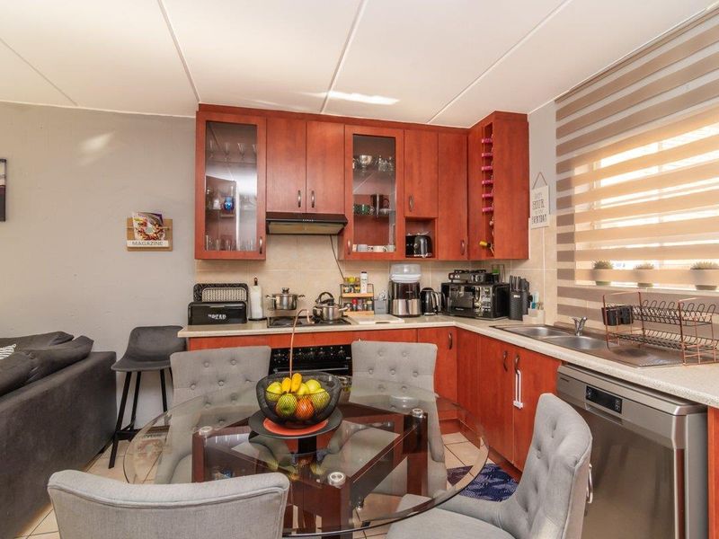 Secure, stylish and spacious duplex townhouse in Wilgeheuwel - Photo 10