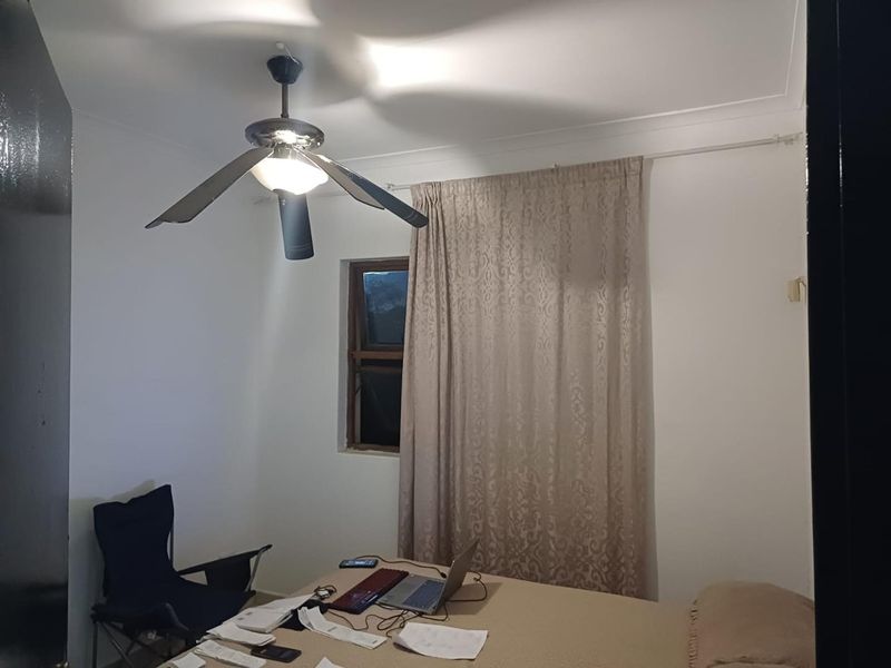 Charming 2-Bedroom Flat: In a Secure Complex - Photo 7