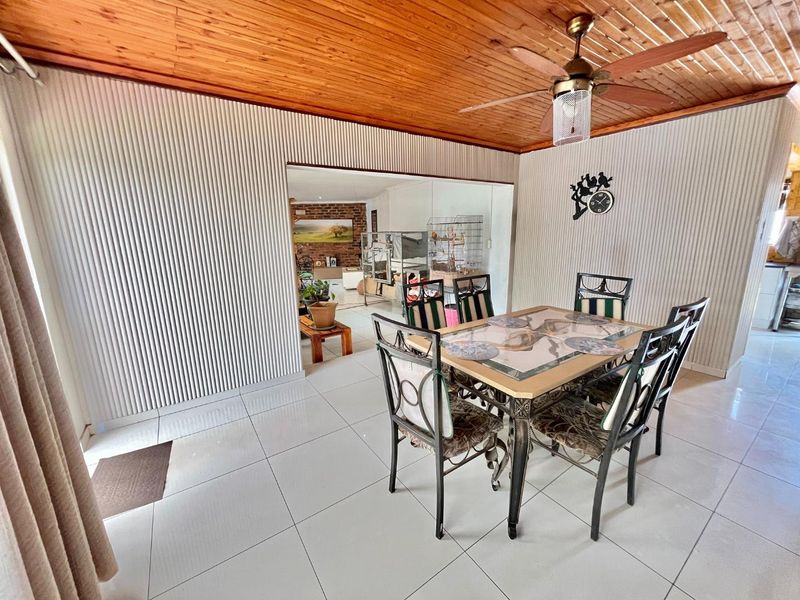 Spacious 3-Bed Home with Private Flatlet in Van Dyk Park! - Photo 10