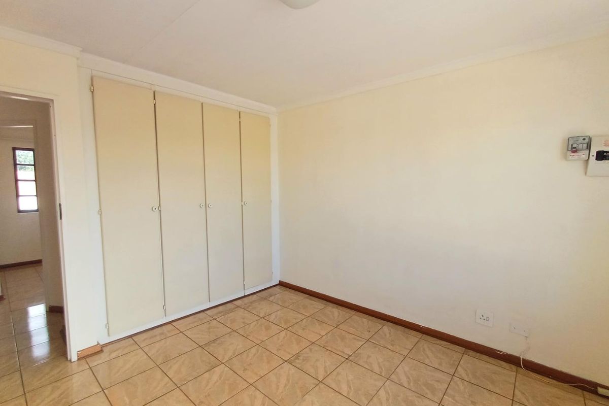 Charming Lock-Up-And-Go starter unit in a well located complex - Photo 3