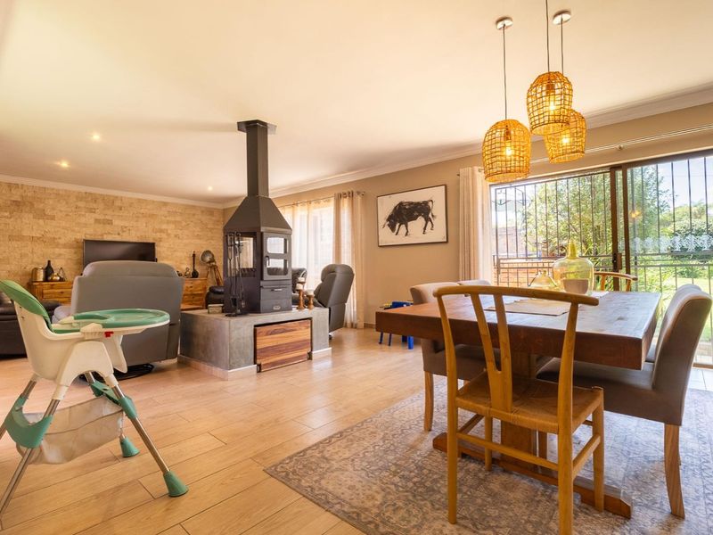 Immaculate four bedroom home with all the bells and whistles - Rooihuiskraal - Photo 6