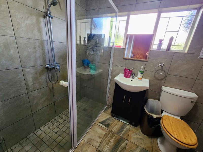 Stunning 4-Bedroom Off-The-Grid Home - Photo 10