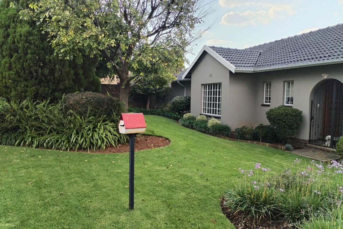 EXQUISITE FAMILY HOME - Photo 5