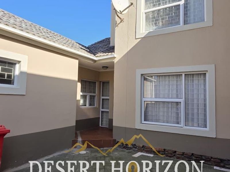 Long Beach | Townhouse for Sale – Perfect Lock-Up-and-Go Investment - Photo 2