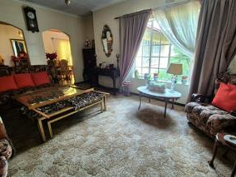 Spacious 3-Bedroom Family Home with Private 2-Bedroom Flatlet - Photo 2