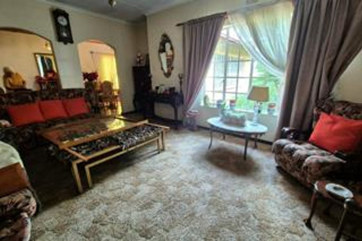 Spacious 3-Bedroom Family Home with Private 2-Bedroom Flatlet - Photo 2