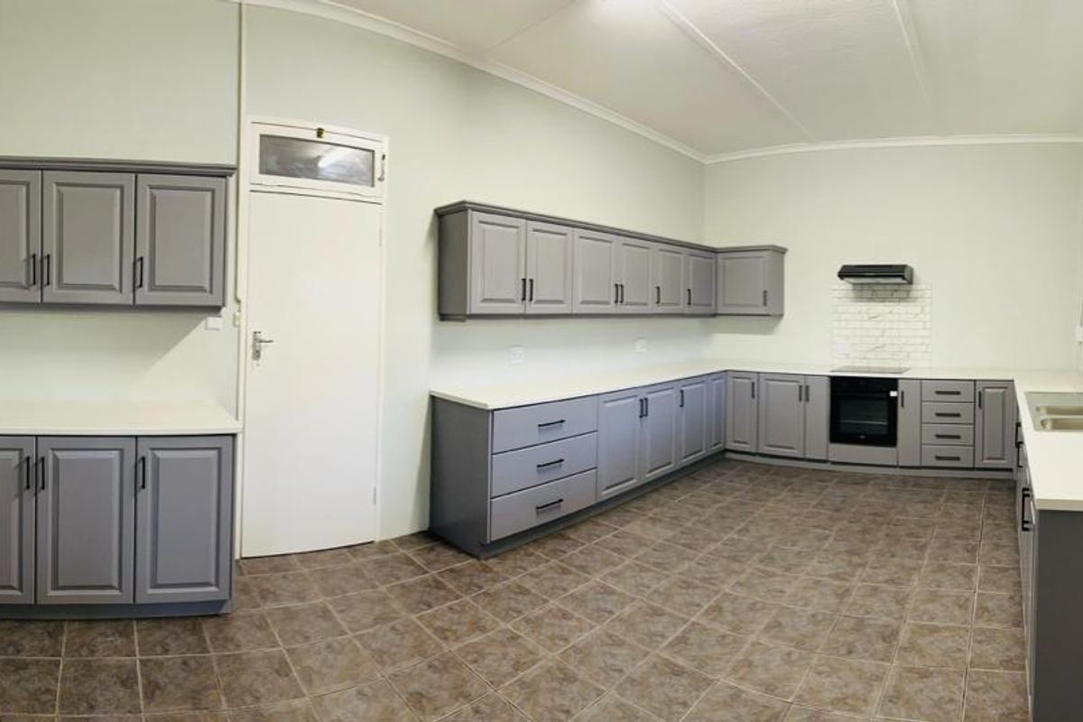 3x Bedrooms House with Flats For Sale in Tsumeb With 2x Bedrooms Flat - Photo 5