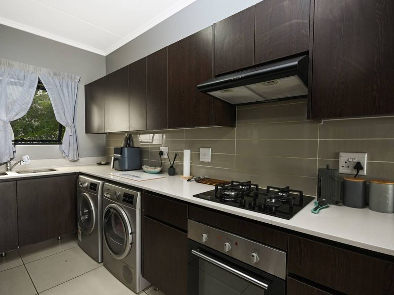3 Bedroom, 2 bathroom unit in popular De Velde - Photo 9