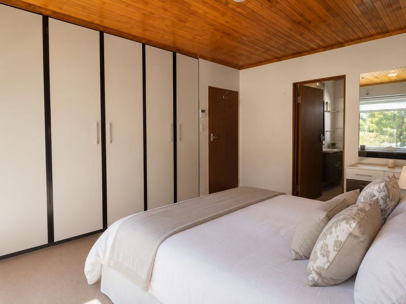 Charming and Well-Maintained 5 Bedroom Family Home with a Tranquil Garden - Photo 9