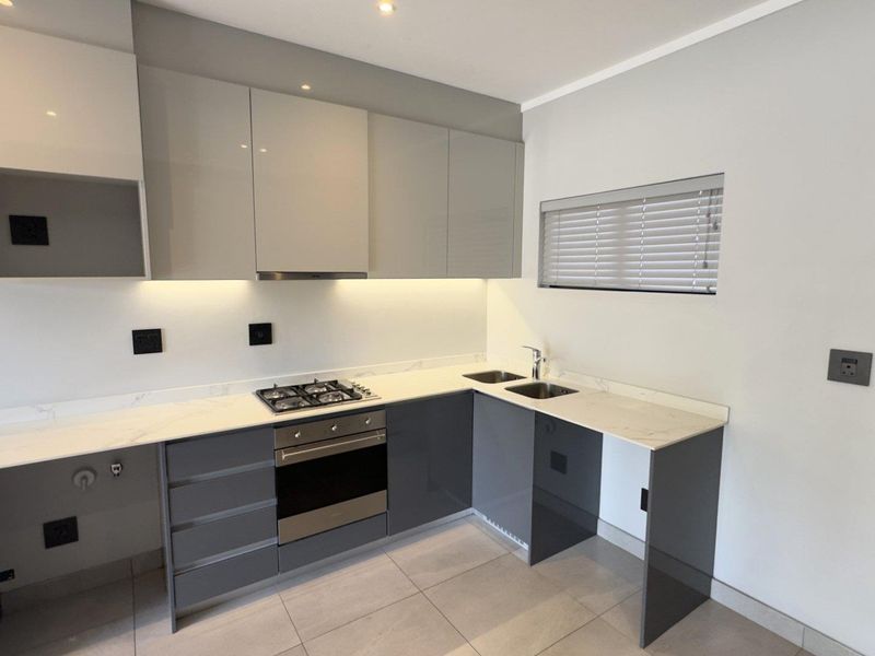 Luxurious 3-Bedroom Apartment for Sale in Waterkloof on Main - Photo 4