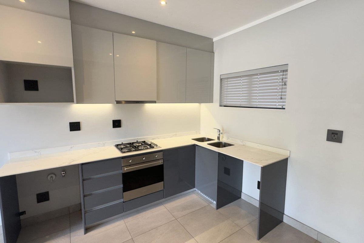 Luxurious 3-Bedroom Apartment for Sale in Waterkloof on Main - Photo 4