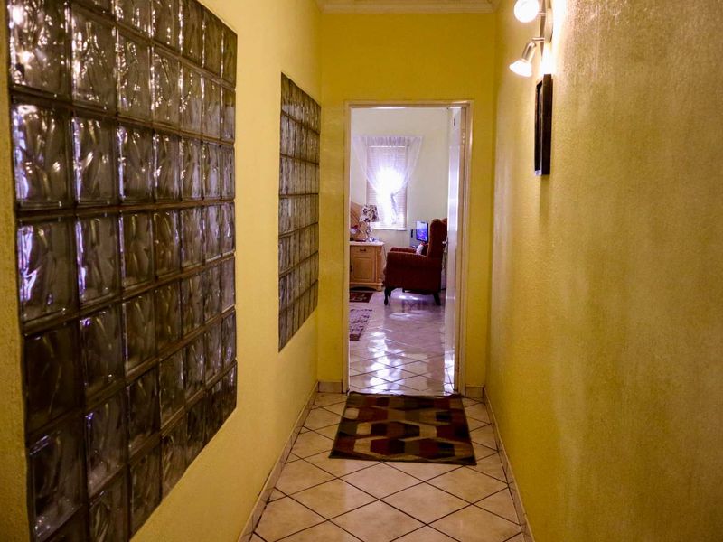 Single-Level 4-Bedroom Family Home with Pool - Photo 7