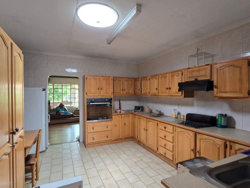 Spacious 3 bedroom Full Title Retirement house in Montana park - Photo 4