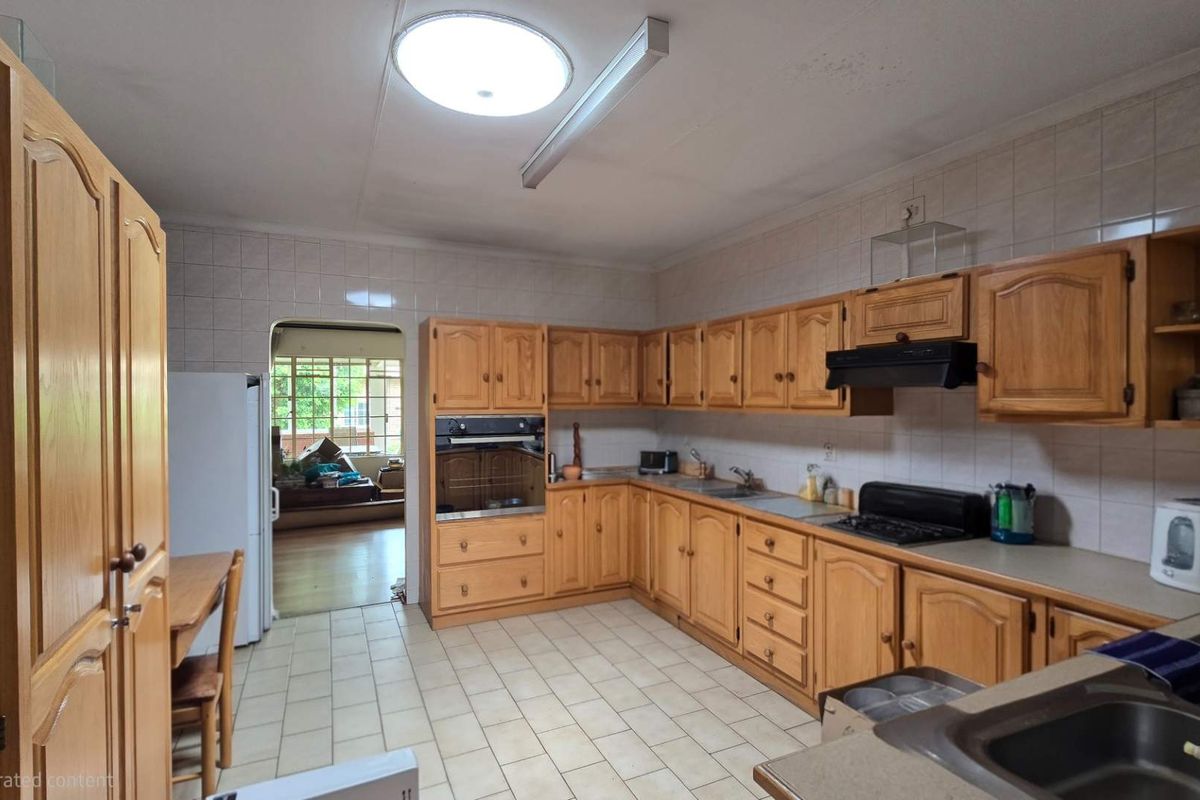 Spacious 3 bedroom Full Title Retirement house in Montana park - Photo 4