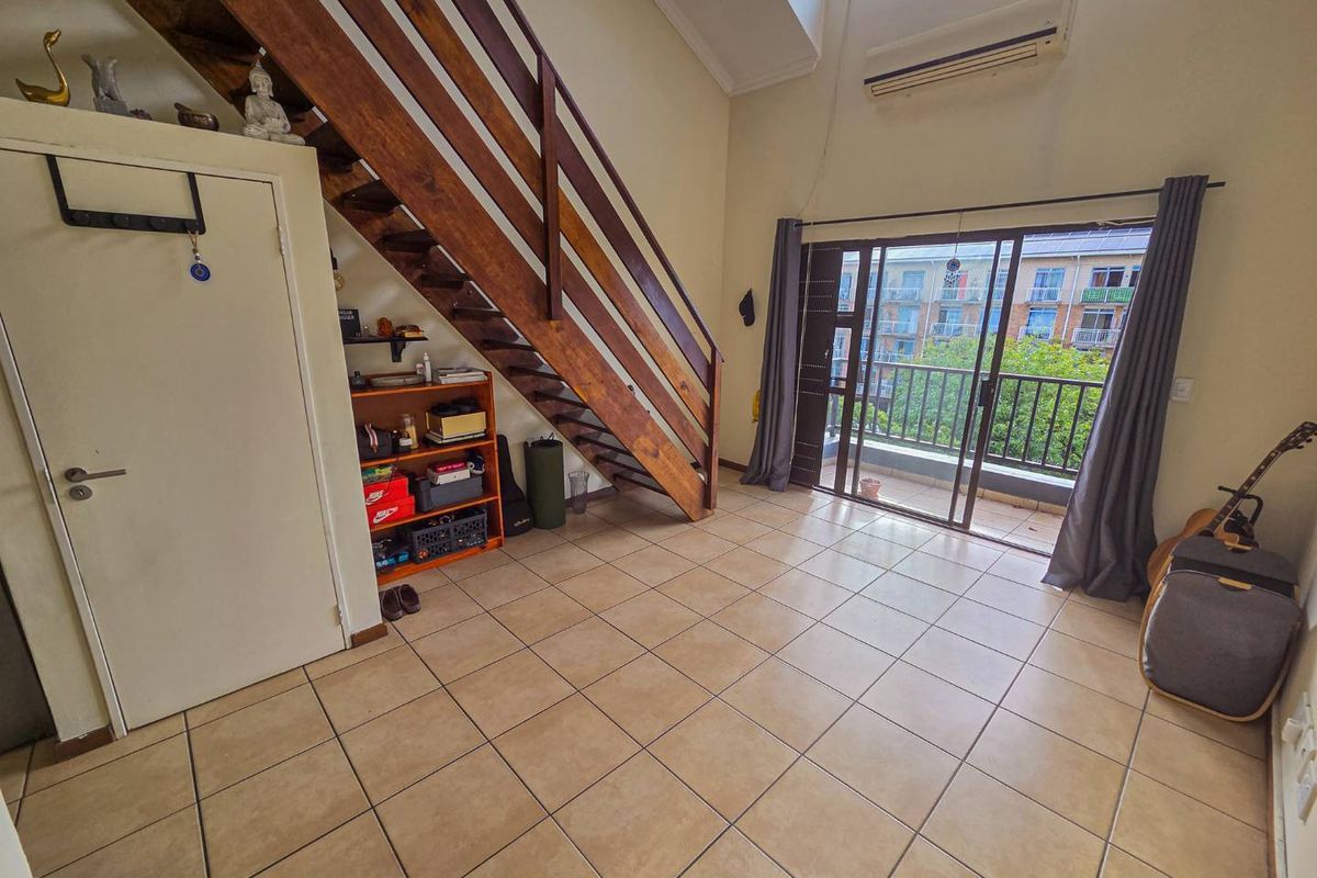 1 Bedroom Top-Floor Loft Available in Hillcrest - Photo 3