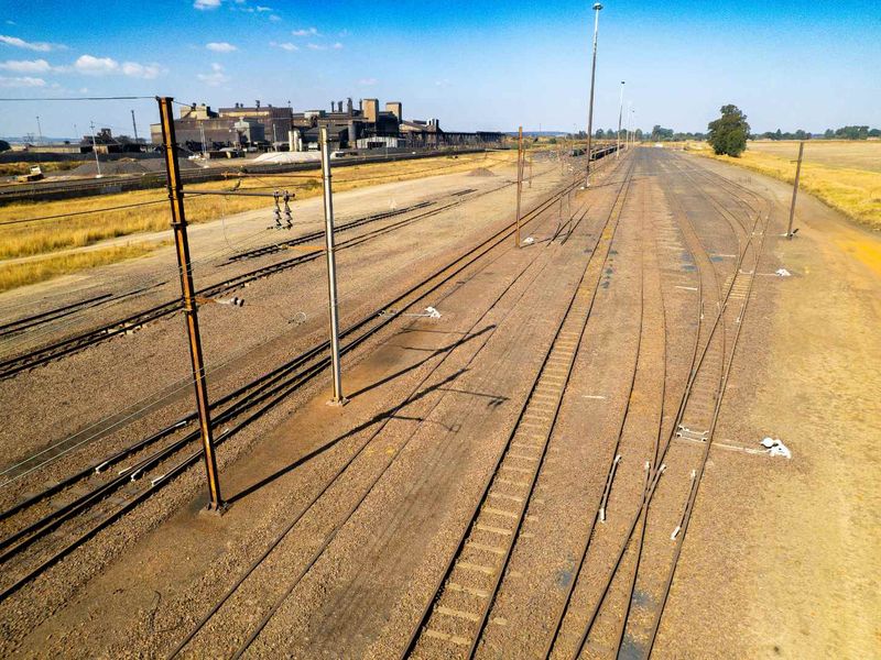 TO LET - WAREHOUSE, OFFICE & ABLUTIONS - Photo 2