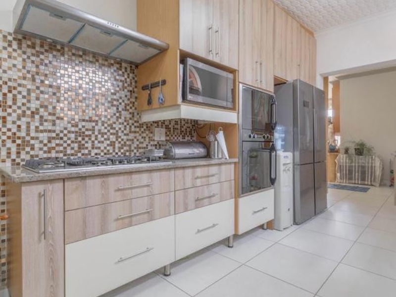 A 4 Bedroom Family Home in Glen Marais - Photo 6