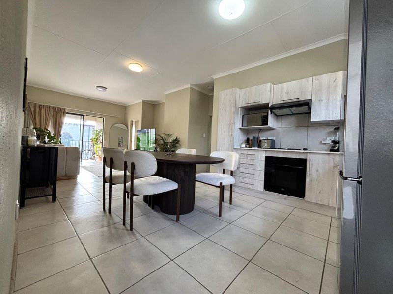 Modern 2-Bedroom, 2-Bathroom Second-Floor Apartment - Stylish, Spacious & Move-In Ready! - Photo 2