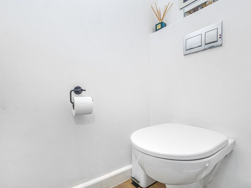 Modern & Secure 3 Bedroom Home - Photo 8